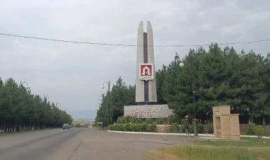 Qazaxda avtomobil divara çırpılıb, ölən var