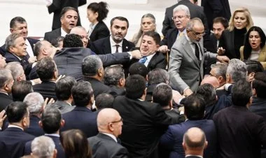Türkiyə parlamentində AKP və CHP vəkilləri əlbəyaxaya çıxdı