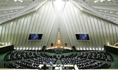 İran Parlamenti Pezeşkianı impiçmentlə hədələyir