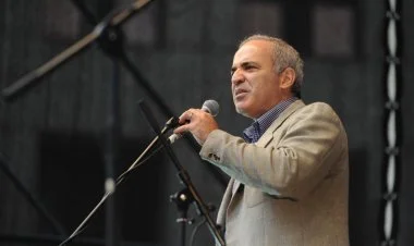 Harri Kasparov barəsində qiyabi həbs qərarı verilib
