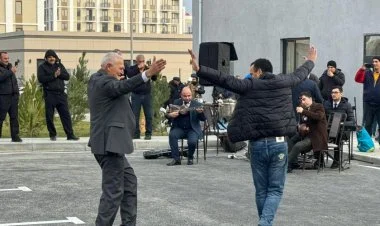 Köç karvanı Ağdam şəhərinə çatıb, açarlar təqdim edilib