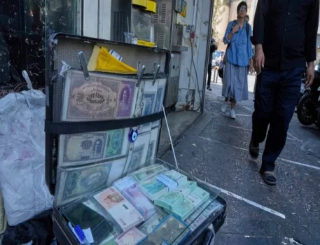 İran valyutası dollara qarşı yeni rekord vurdu