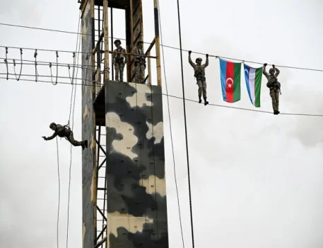 Z.Həsənov və Özbəkistan hərbçiləri komando hərbi hissəsində