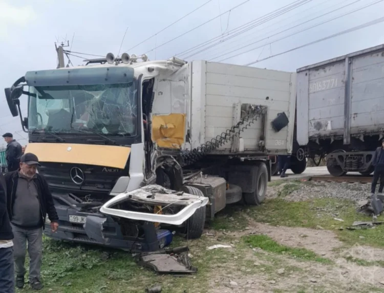 Şabranda qatar evakuatorla toqquşub