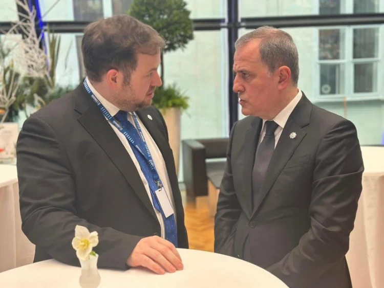 Ceyhun Bayramov britaniyalı nazir ilə görüşüb