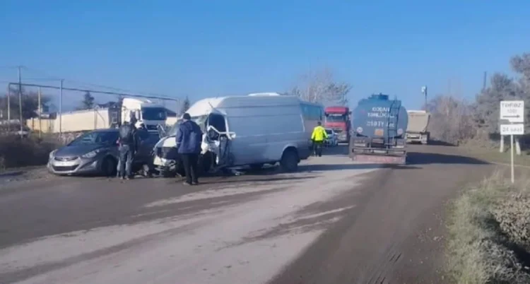 Qubada yük avtomobili avtobusla toqquşub, ölən var