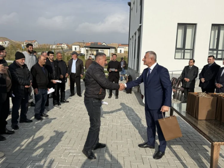 Horovluya yola salınan köç karvanı kəndə çatıb