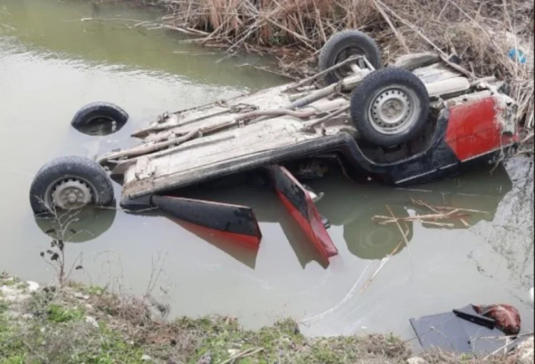 Biləsuvarda avtomobil kanala aşıb, 5 nəfər ölüb