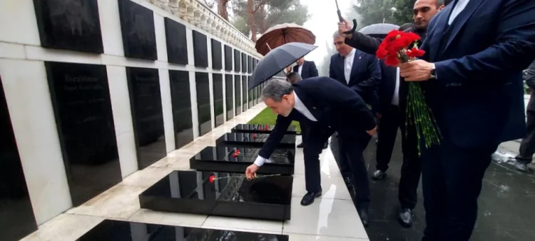 Abbas Əraqçi Bakıda şəhidlərin xatirəsini anıb