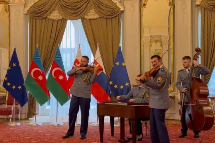 "Qurban olum, Azərbaycan!"