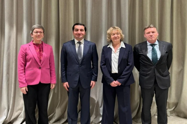 Hikmət Hacıyev Benilüks ölkələri XİN nümayəndələrilə görüşüb