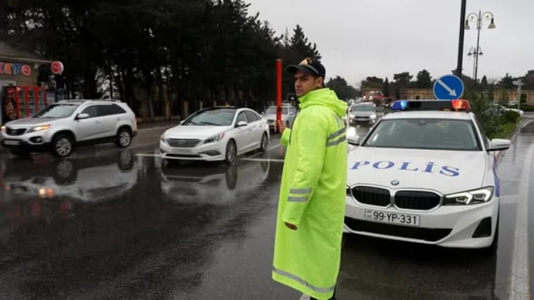 Əlverişsiz hava şəraiti yollarda qəza riskini artırır
