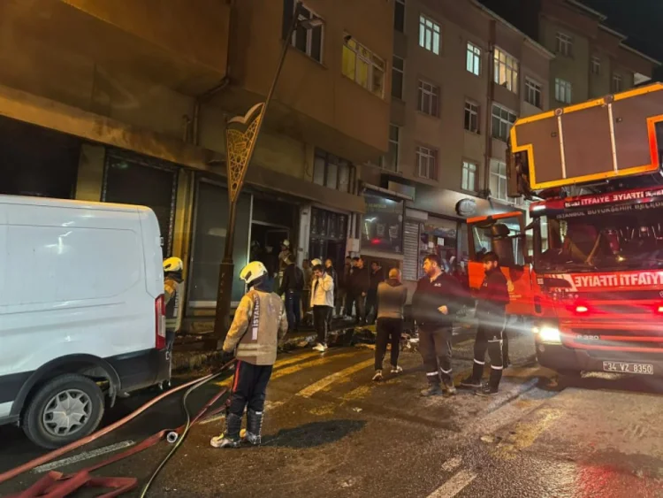 İstanbulda ikimərtəbəli binada yanğın olub, 3 uşaq ölüb