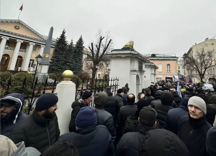 Ermənilər Moskvada Paşinyana etiraz edirlər FOTO