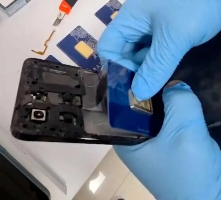 Mobil telefonda gizlədilmiş qızıl külçələr aşkarlanıb