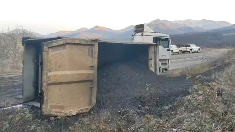 Laçın-Şuşa yolunda yük maşını aşıb FOTO