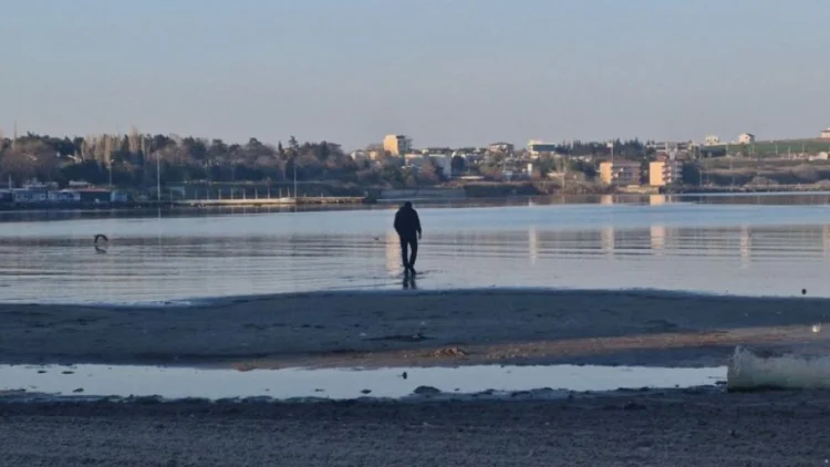 Mərmərə dənizi qəfildən sahildən təxminən 20 m geri çəkilib
