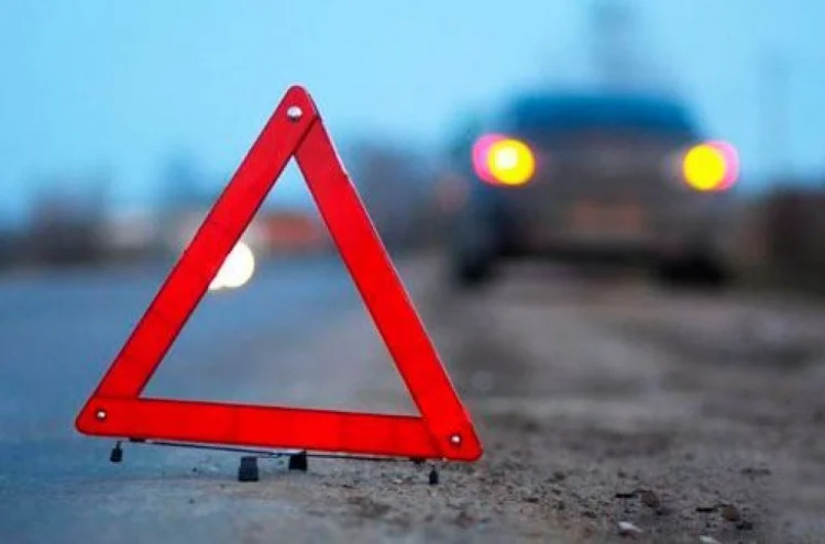 Qubada sərnişin avtobusu ana və övladını vurub, ölən var