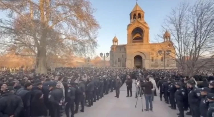 Eçmiədzində ermənilər iki hissəyə parçalanıblar