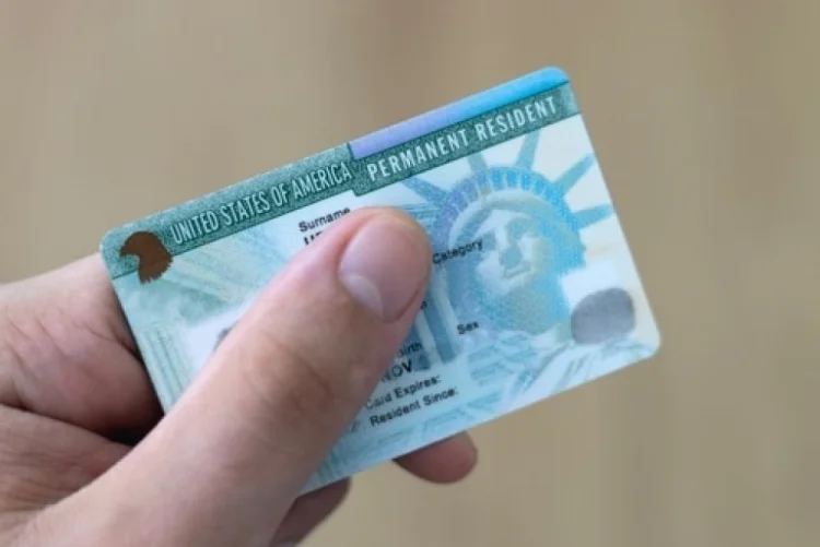 ABŞ “green card”la ölkəyə gəlişi dayandırır
