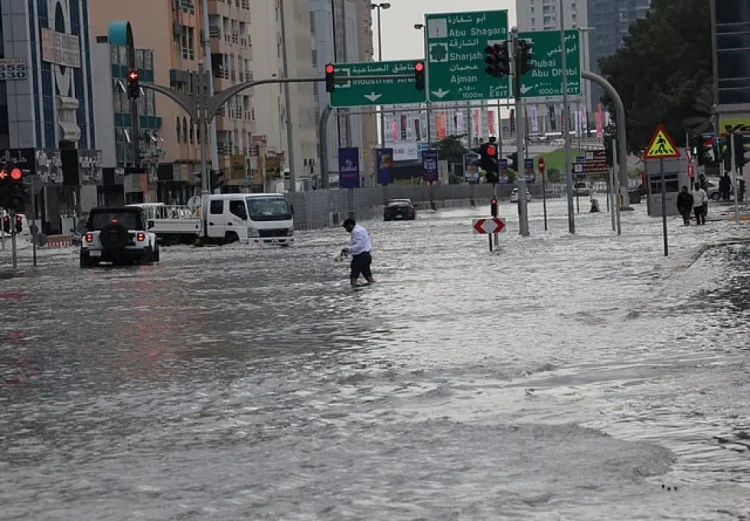 Güclü leysanlardan sonra Dubayı su basıb