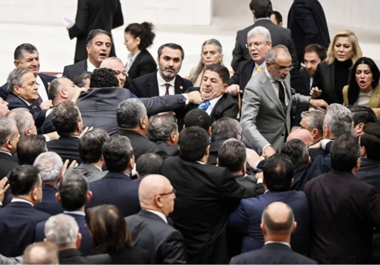 Türkiyə parlamentində AKP və CHP vəkilləri əlbəyaxaya çıxdı