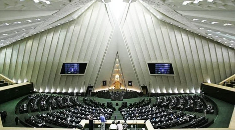 İran Parlamenti Pezeshkianı impiçmentlə hədələyir