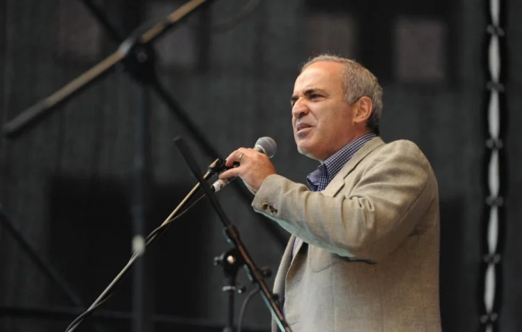 Harri Kasparov barəsində qiyabi həbs qərarı verilib