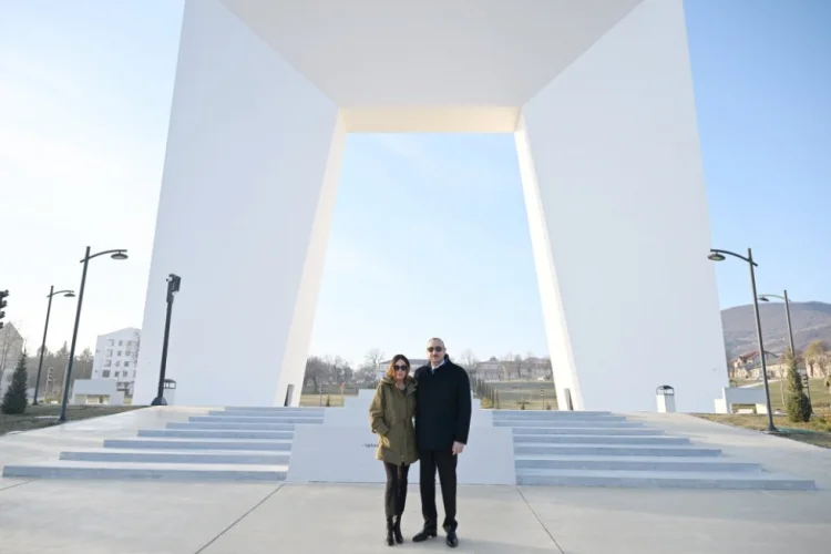 İlham Əliyev Xankəndi şəhərində Zəfər parkının açılışında