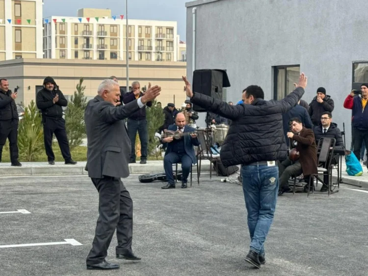 Köç karvanı Ağdam şəhərinə çatıb, açarlar təqdim edilib