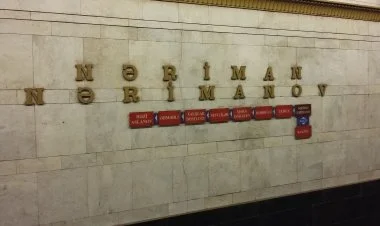 “Nərimanov” stansiyasında sərnişin qatar relsinə düşüb