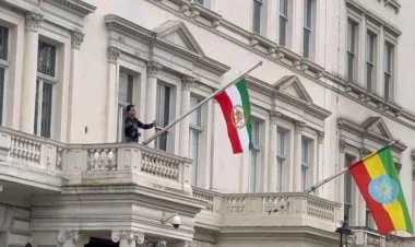 Londonda səfirlikdə şah dövrünün bayrağı asılıb