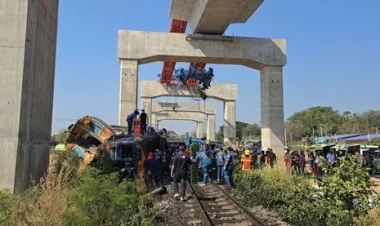 Tailandda kran qatarın üstünə aşıb, 22 nəfər ölüb