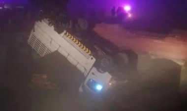 Pakistanda yük avtomobili körpüdən aşıb: 14 ölü