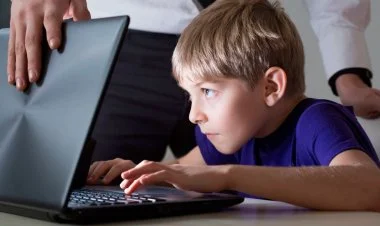 Fransada 15 yaşdan kiçik uşaqlara sosial media qadağası