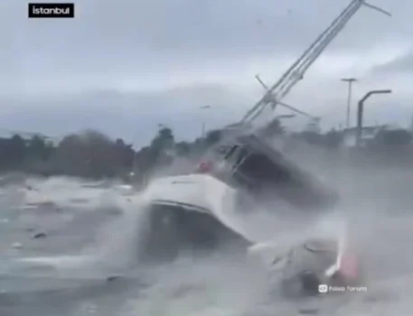 İstanbulda dəhşətli qasırğa hökm sürür FOTO