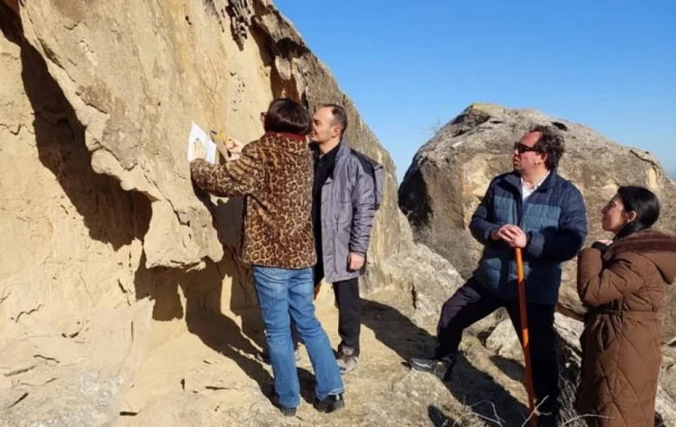 Qobustanda yeni qayaüstü oyma aşkar edilib FOTO