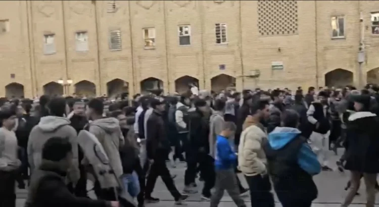 Məşhəd sakinləri ayağa qalxdı: kütləvi etiraz aksiyası FOTO