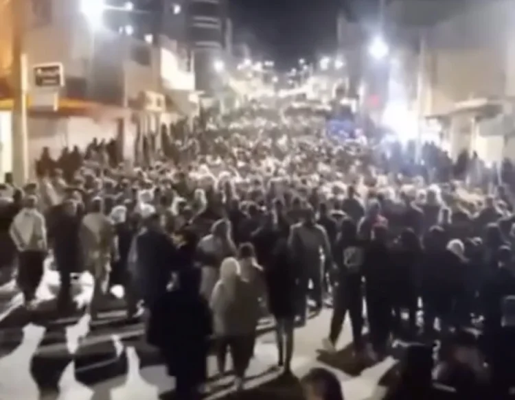 İranda polislər etirazçıların tərəfinə keçirlər FOTO