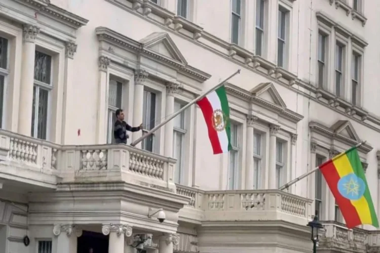 Londonda səfirlikdə şah dövrünün bayrağı asılıb