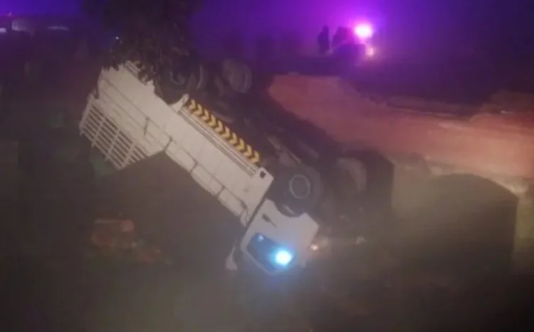 Pakistanda yük avtomobili körpüdən aşıb: 14 ölü