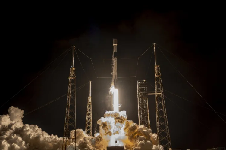 "SpaceX" 29 ədəd "Starlink" mini peykini orbitə çıxarıb