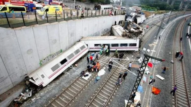 İspaniyada iki sürət qatarı relsdən çıxıb, 39 nəfər ölüb