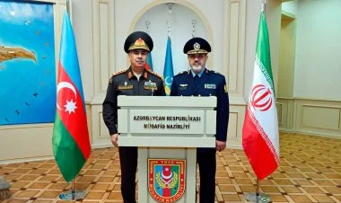Azərbaycanın müdafiə naziri İranlı həmkarı ilə görüşüb