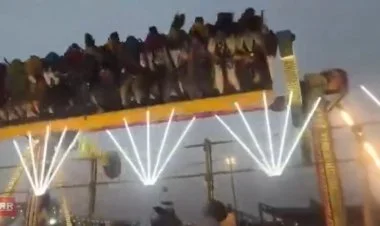 Hindistanda insanlarla dolu attraksion aşıb