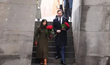 ABŞ-ın vitse-prezidenti qondarma "soyqırım" abidəsinə getdi