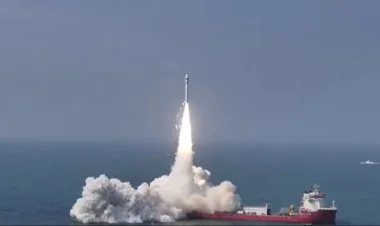 Pakistan dəniz platformasından orbitə peyk buraxdı