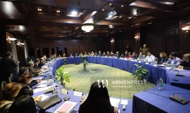 İrəvanda "Sülh Körpüsü" adlı dəyirmi masanın 2-ci günü keçir