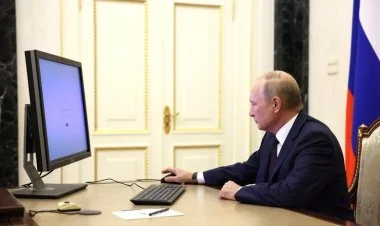 İnternet məhdudiyyətlərini şəxsən Putin müəyyən edir
