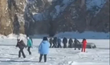 Çinli turistlərin maşını Baykal gölündə buzun altına gedib